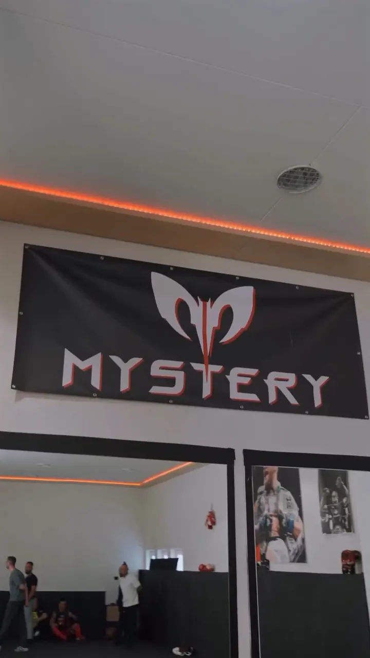 Die Halle des Mystery Gym mit Banner und roter LED-Leiste